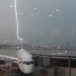 Il fulmine colpisce in pieno la coda dell'aereo in pista a San Paolo: il volo subisce un ritardo