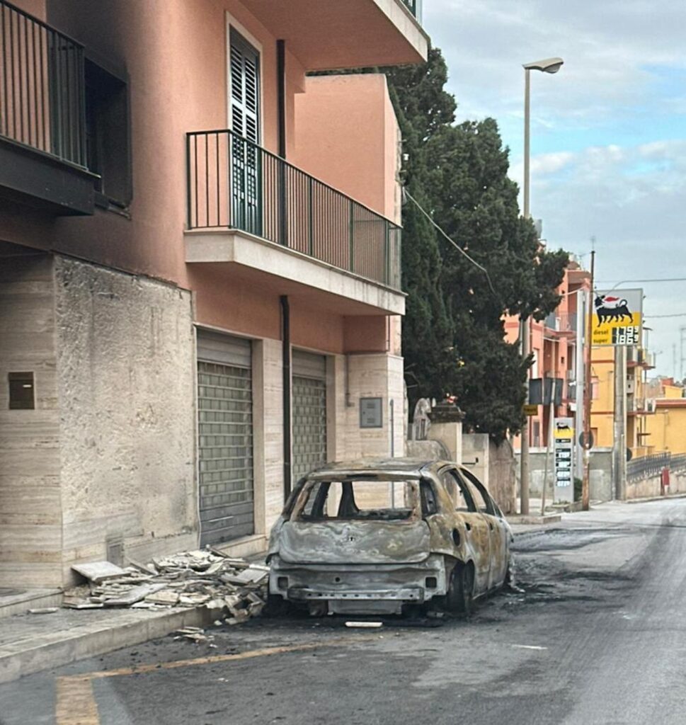Continuano a bruciare le auto in via Mario Rapisardi a Pozzallo