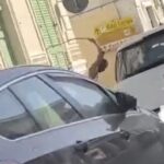 Fugge dalla psichiatria, riacciuffato l'ivoriano che danneggia le auto con la cintura