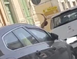 Fugge dalla psichiatria, riacciuffato l'ivoriano che danneggia le auto con la cintura