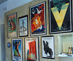 La mostra sui manifesti delle Biennali in corso a Ca’ Giustiniani a Venezia