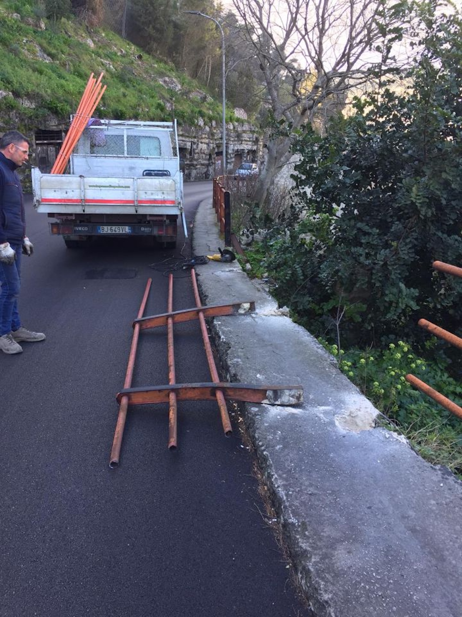 Modica, auto nel burrone in via Nazionale. Illeso conducente che rischia un volo di 10 metri