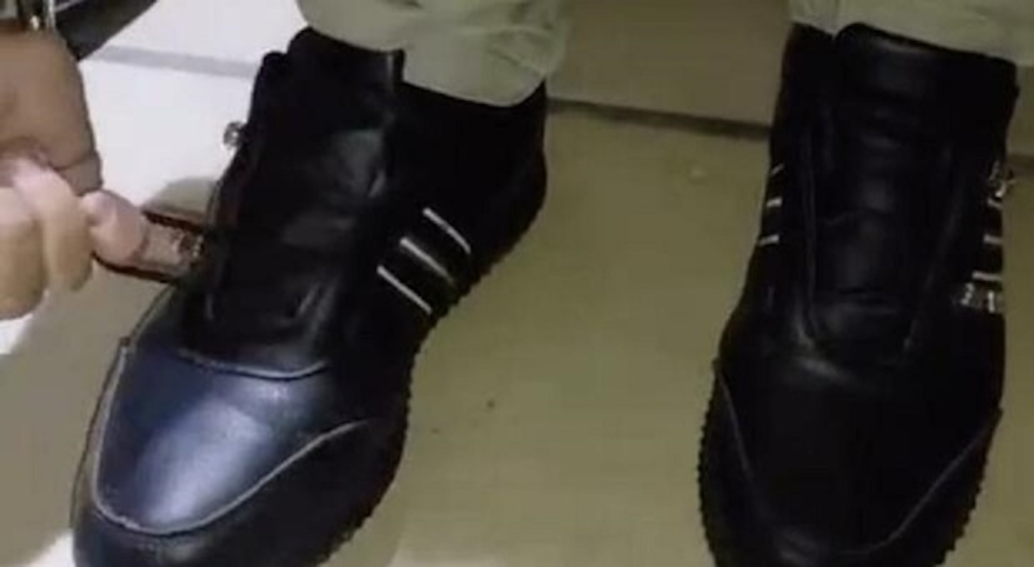 Hanno inventato la scarpa che «si allaccia con una sola mano»