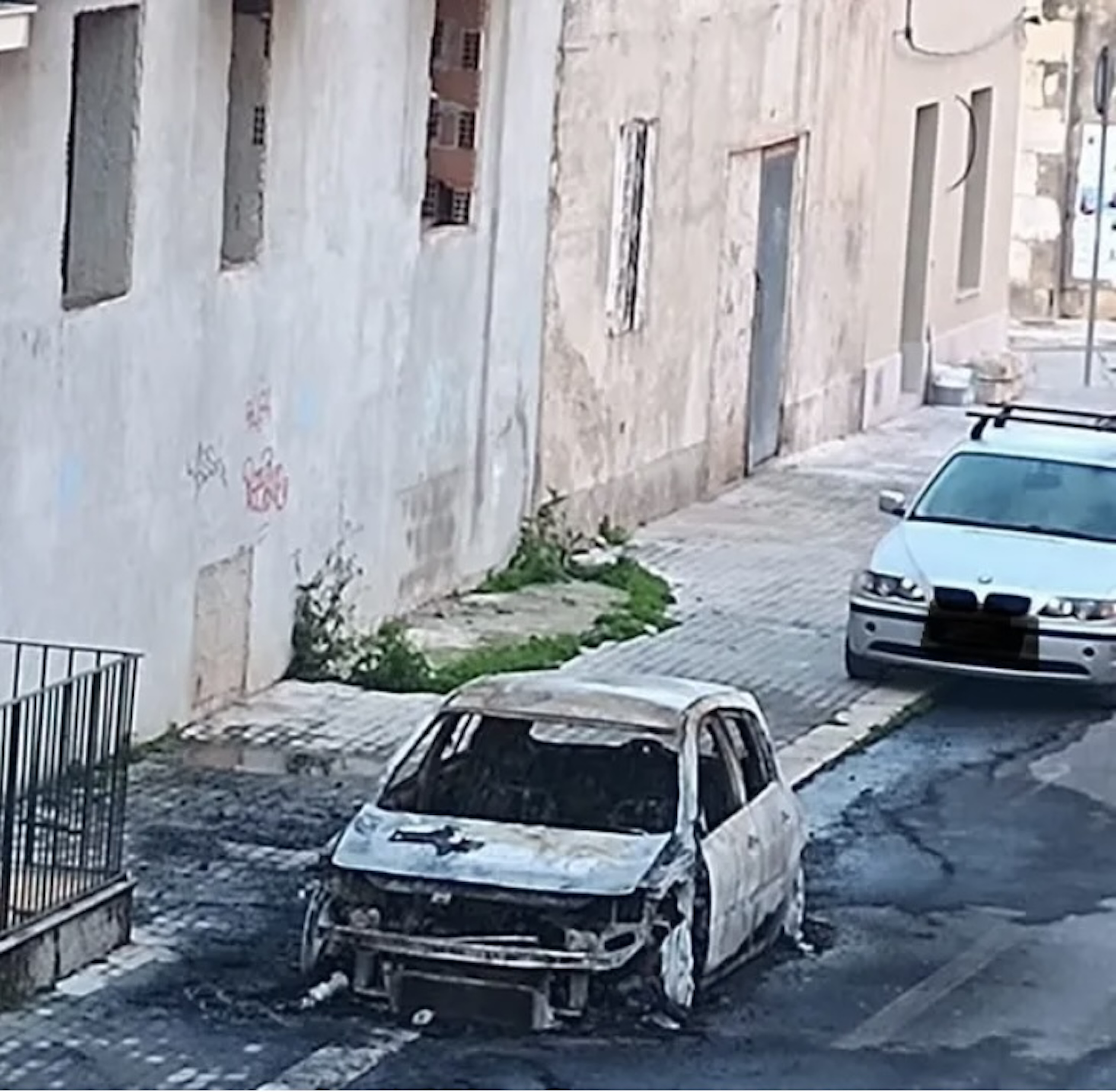 Incendiata un’auto in via Verdi a Pozzallo. Prosegue la faida