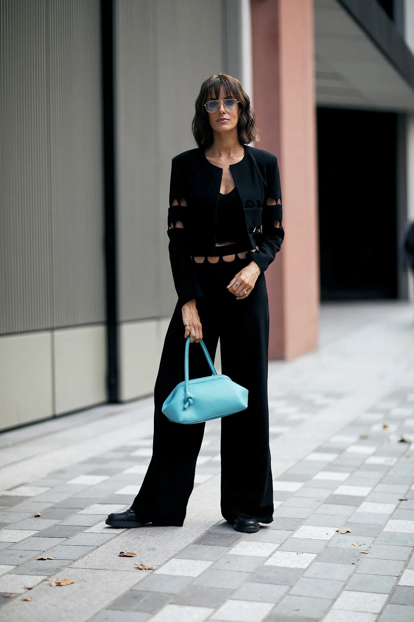 Va di moda la borsa azzurra