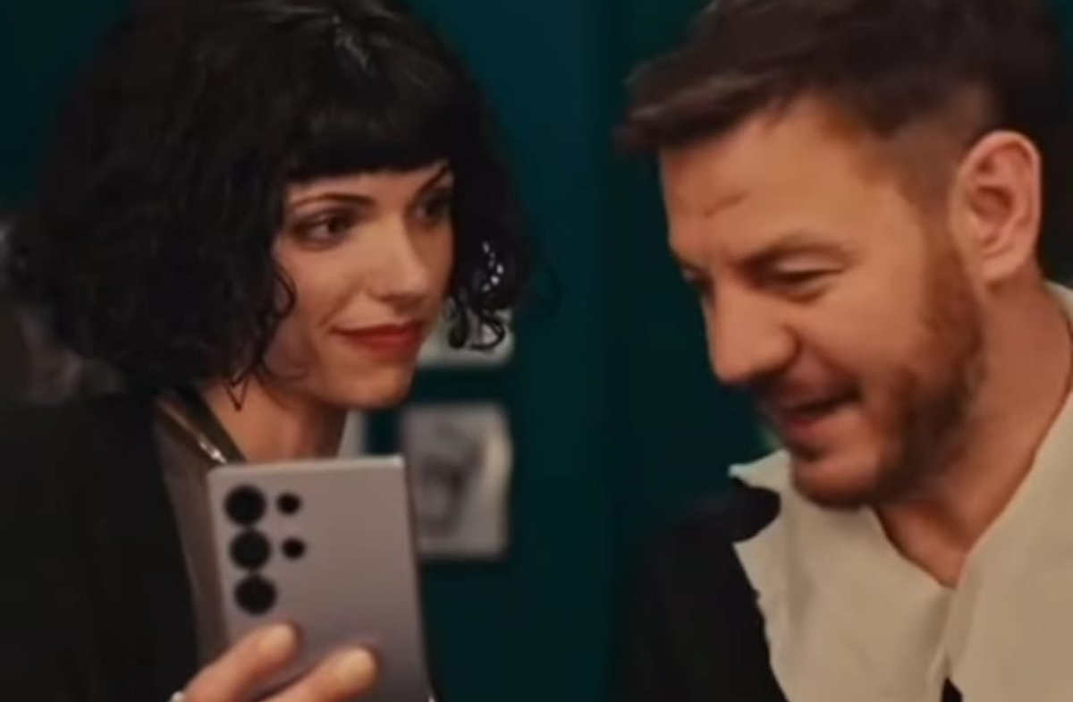 Grazia Maria La Ferla nel nuovo spot Vodafone con Cattelan. VIDEO