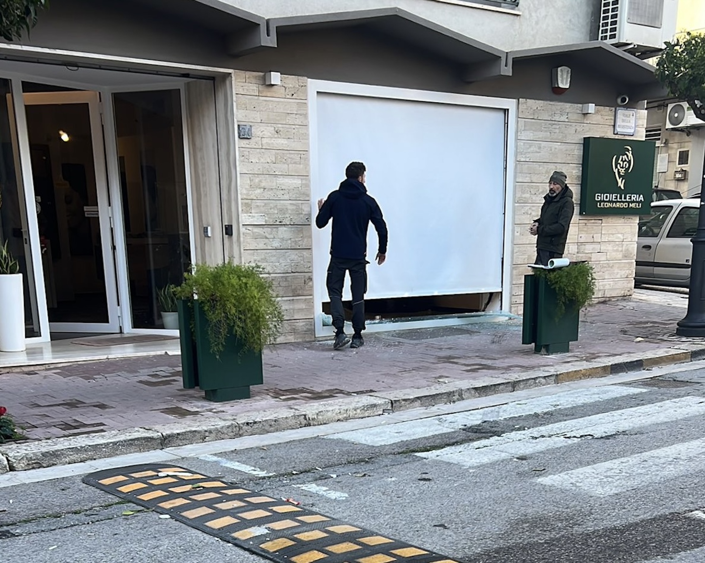 Con auto sfondano vetrina gioielleria a Comiso, arrestato dopo inseguimento a Pozzallo