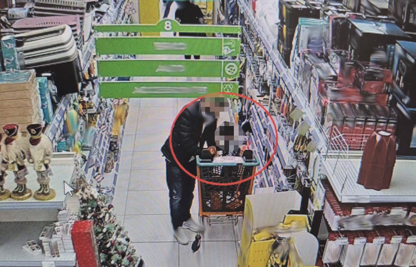 Nonna con nipote di 3 anni ruba in un negozio di casalinghi, il bimbo sul carrello della spesa