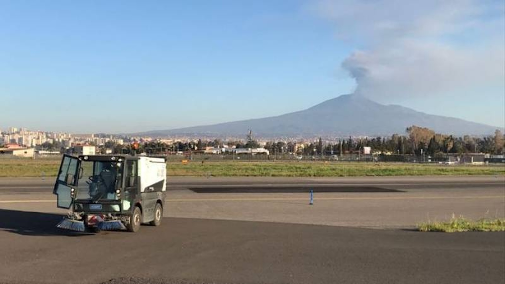 Etna in eruzione, aeroporto di Catania, dirottati 32 voli, poi la normalità