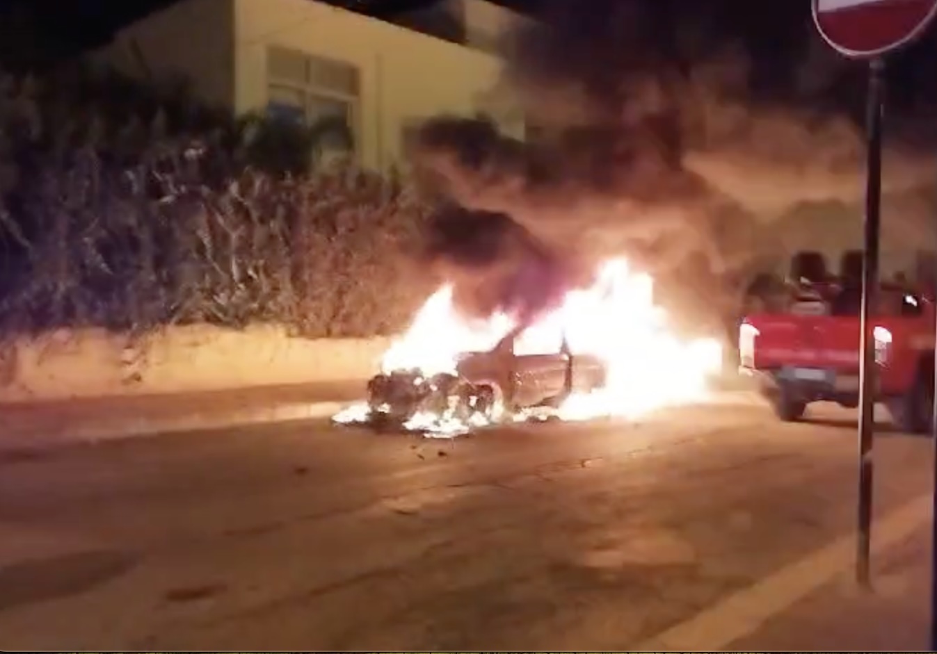 Auto a fuoco a Pozzallo. VIDEO