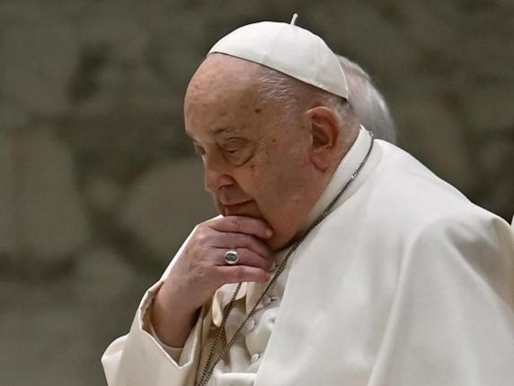 Papa Francesco è grave: «C'è un'insufficienza renale, condizioni critiche»