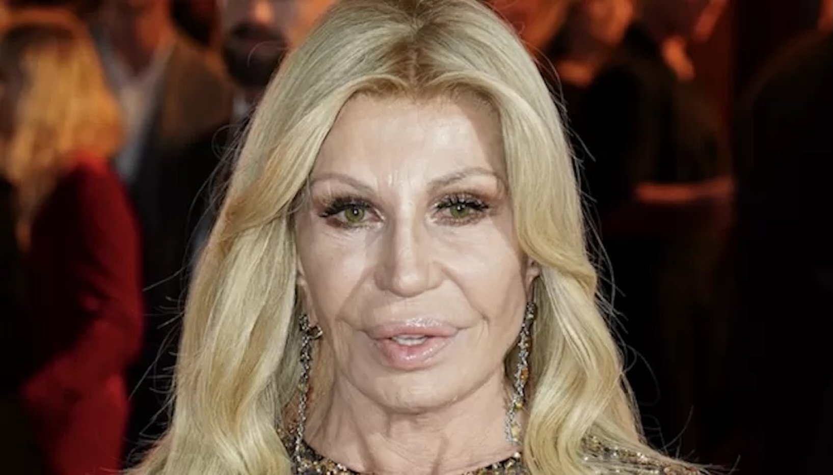 Prada si avvicina all’acquisto di Versace: operazione da 1,5 miliardi