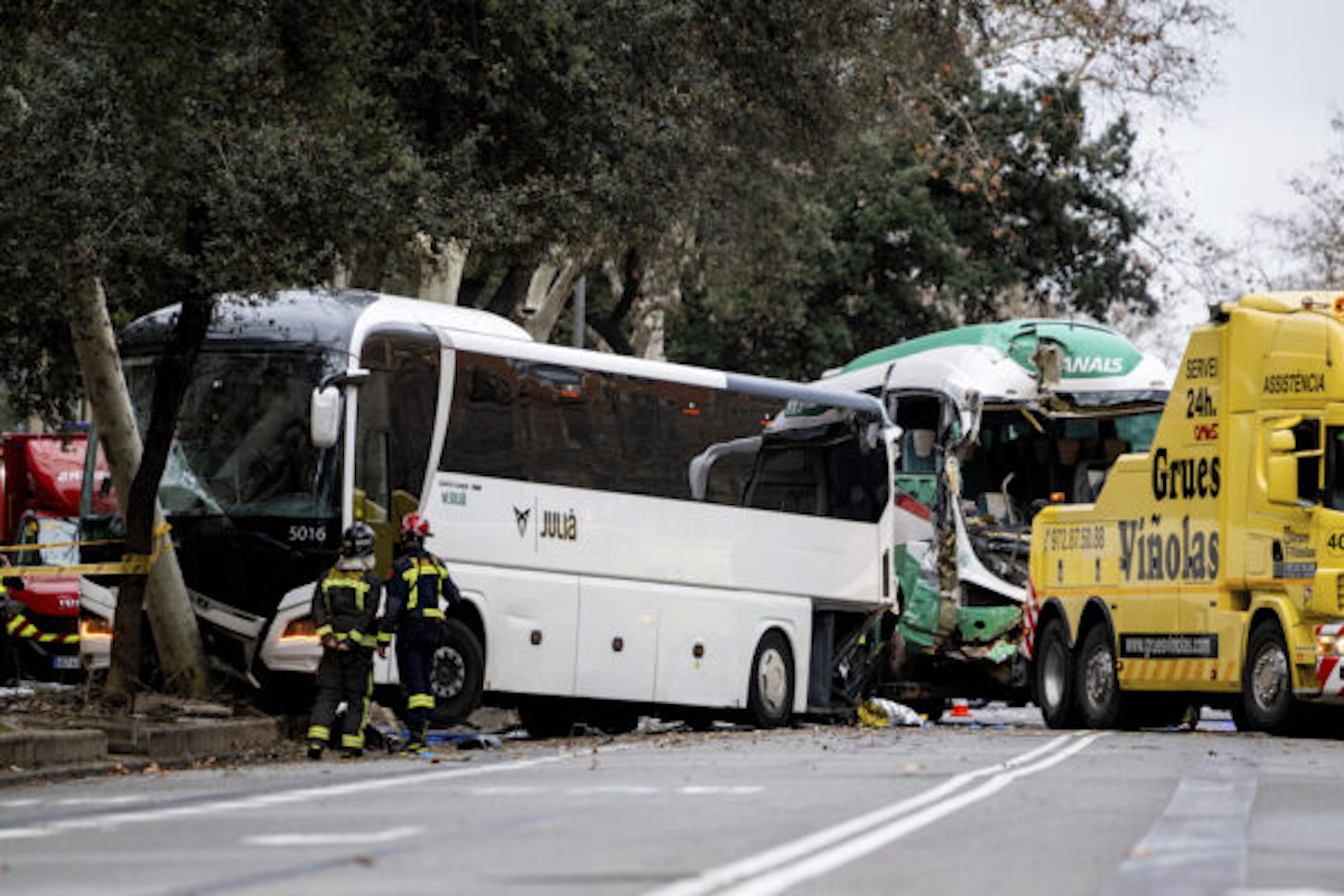 Scontro tra due bus a Barcellona in Spagna, uno era pieno di studenti siciliani. VIDEO