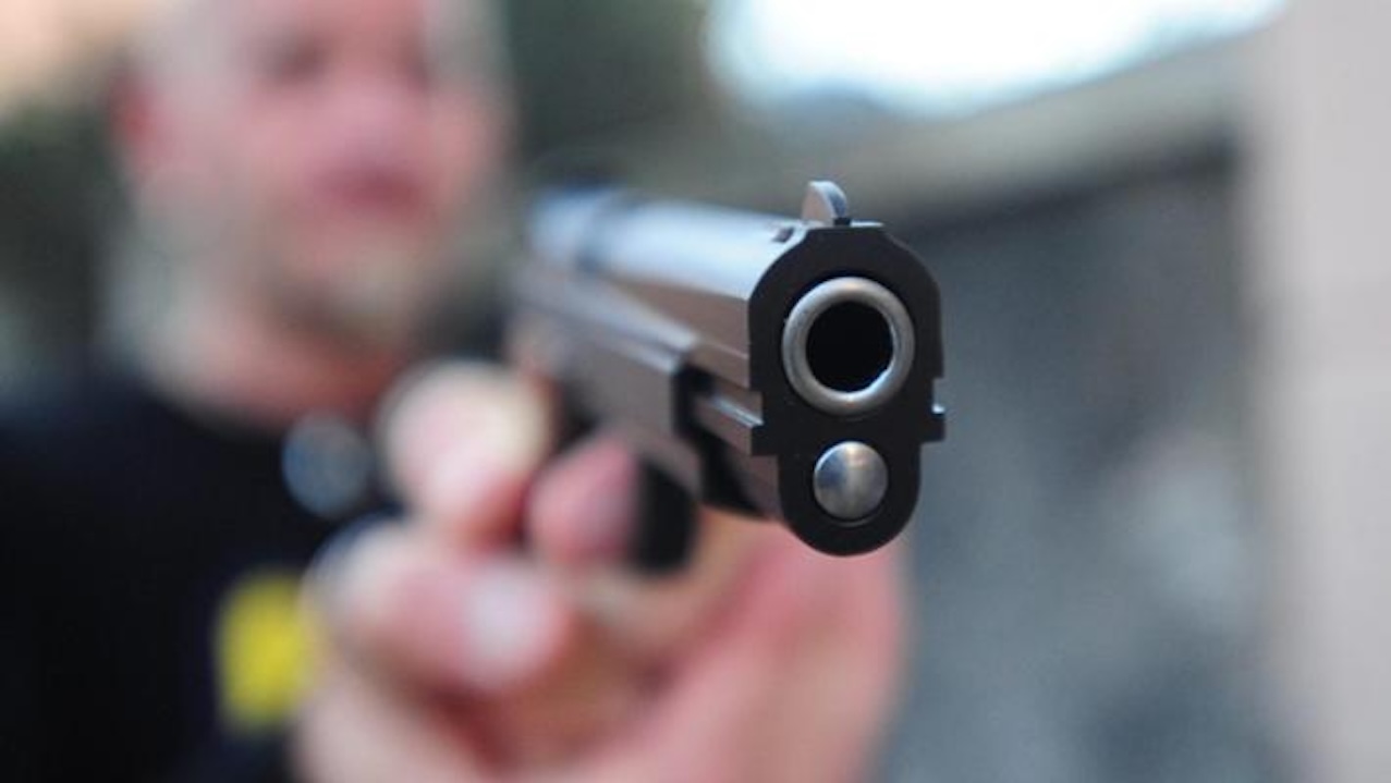 Giovane vittoriese tenta di uccidere un coetaneo esplodendo 4 colpi di pistola