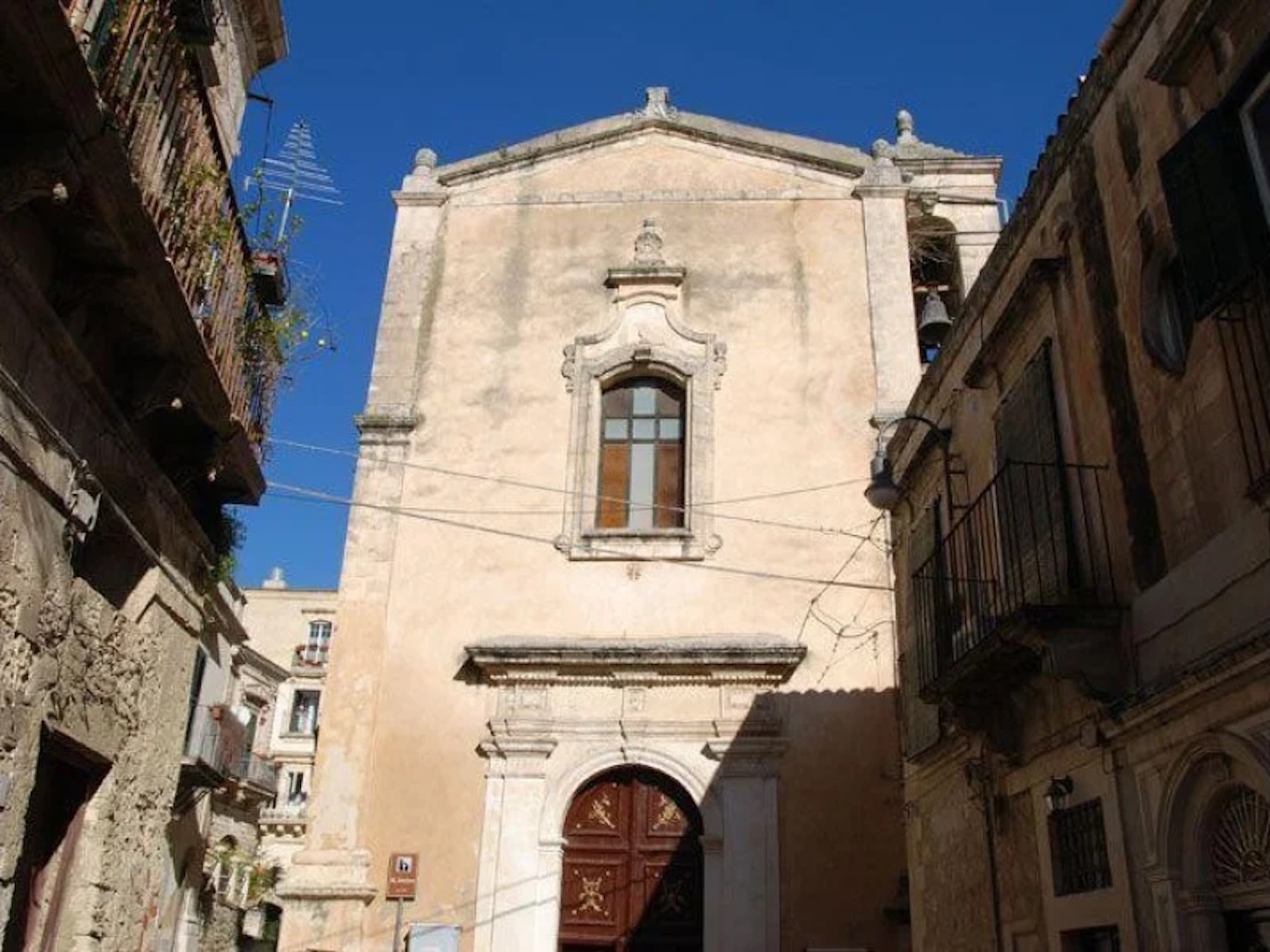 Modica, tunisino fa atti vandalici al quartiere Salvatore, sottoposto a Tso