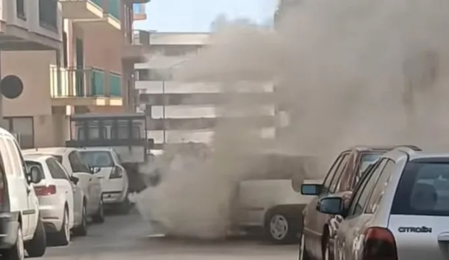 Ragusa, auto in fiamme in via F.lli Bandiera