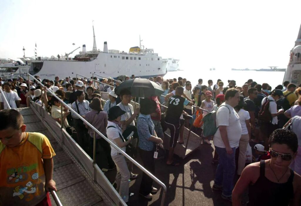 Bimba neonata in una busta della spesa in nave dal Marocco all'Italia per essere venduta