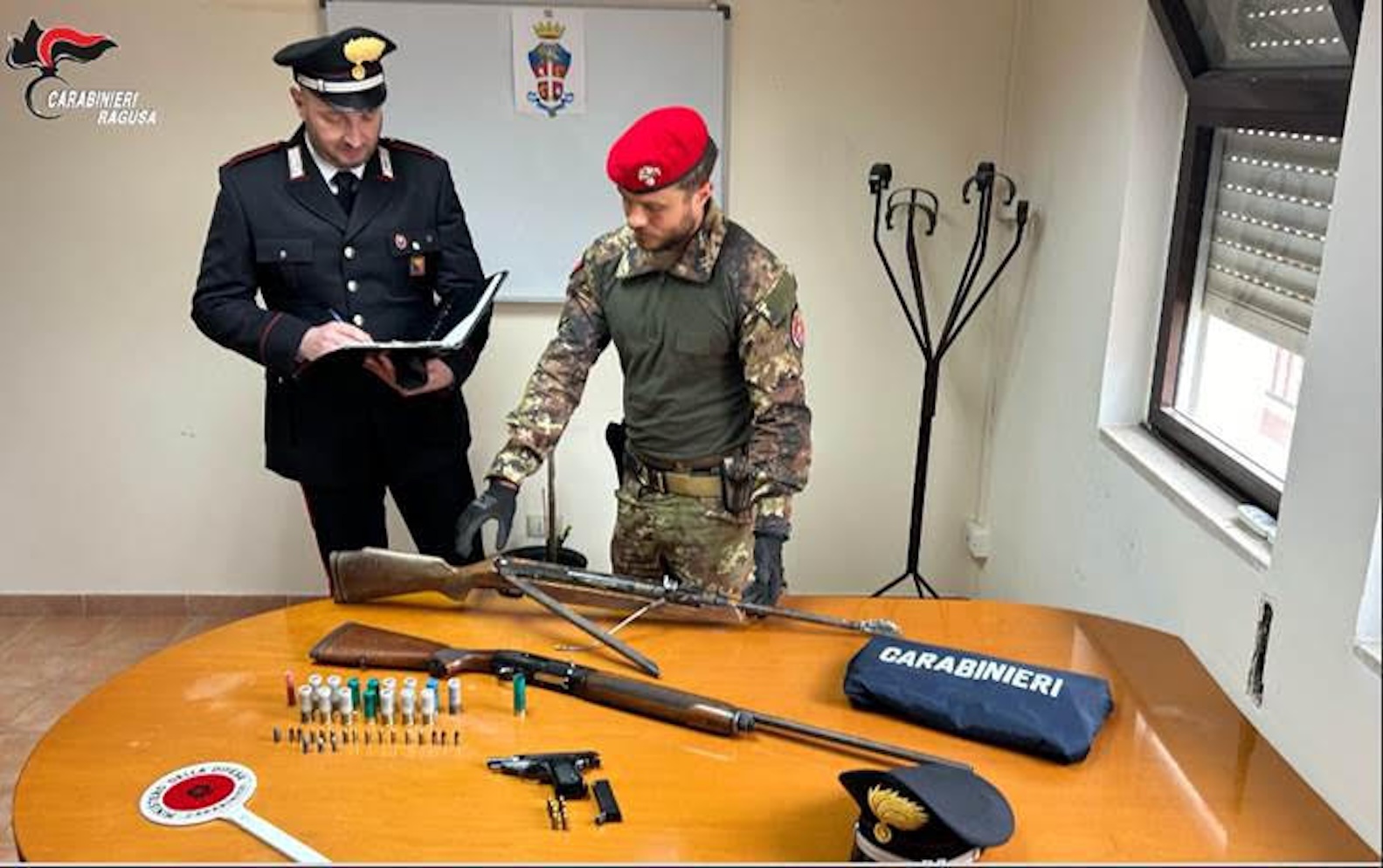 Vittoria: armi clandestine e ricettate nascoste in campagna, arrestato