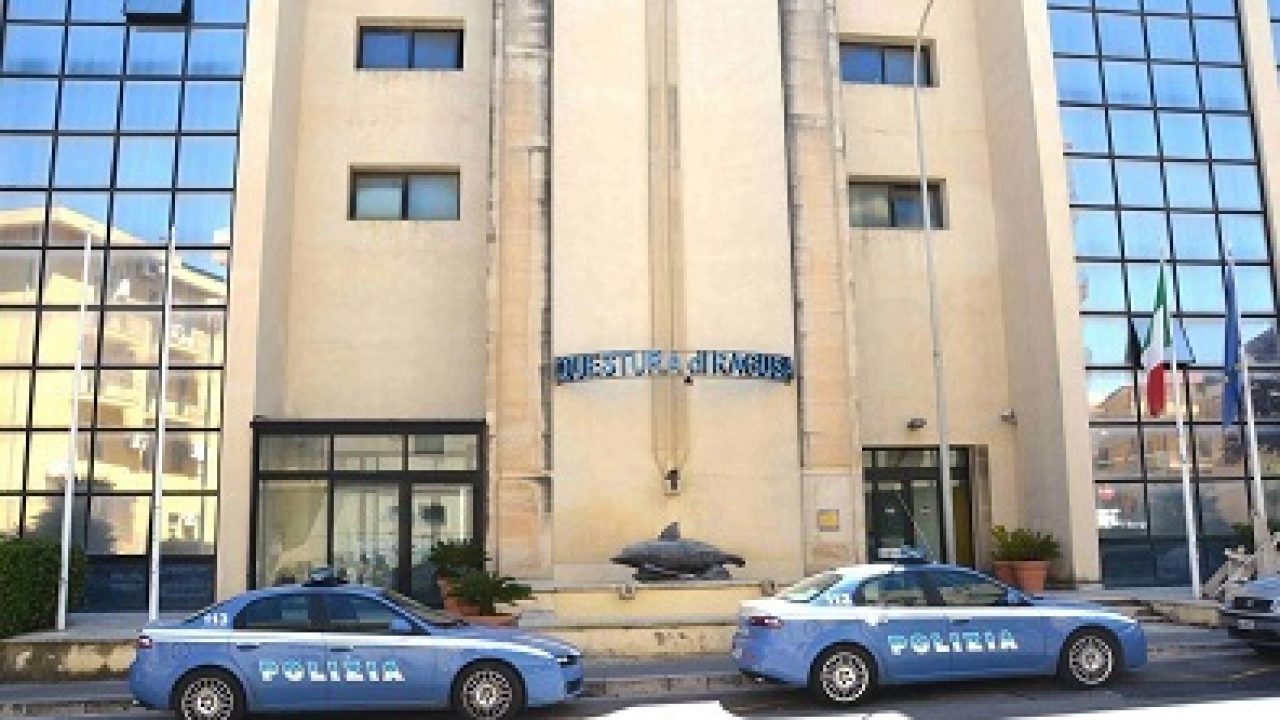 Il tunisino che si arrampica sulla recinzione della Questura per non fare la fila