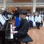 Pianista 18enne operato al cervello per un tumore suona per i medici in ospedale