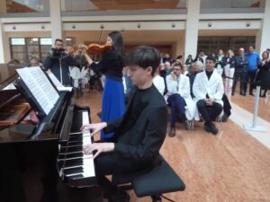Pianista 18enne operato al cervello per un tumore suona per i medici in ospedale
