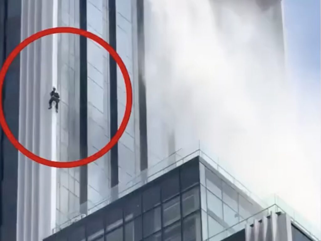 Il lavavetri appeso sul grattacielo di Bangkok durante il terremoto