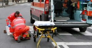 Vittoria, anziano investito da una moto, è in ospedale