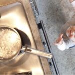 Bambino di 18 mesi si ustiona buttandosi acqua bollente addosso