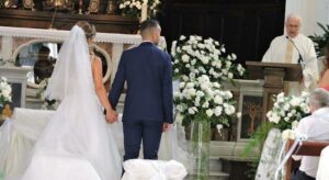 Lo sposo in chiesa avverte che il matrimonio è annullato. E si indebita per pagare le spese
