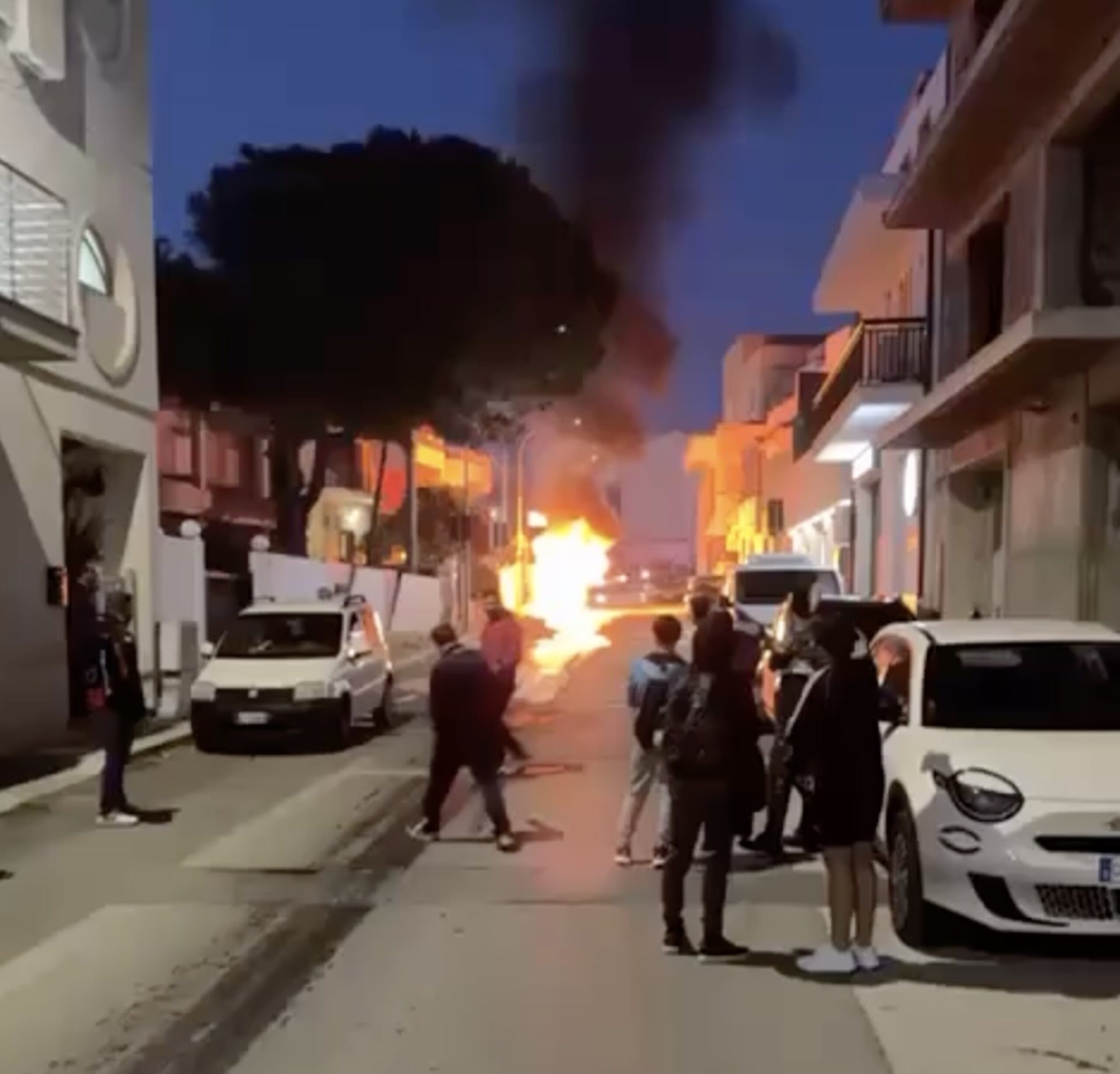 Incendio di un’auto a Scoglitti. VIDEO. Donna sviene vedendo auto del figlio a fuoco