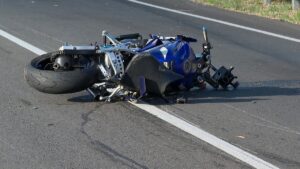 Pozzallo, grave incidente nei pressi del porto: giovane motociclista in prognosi riservata