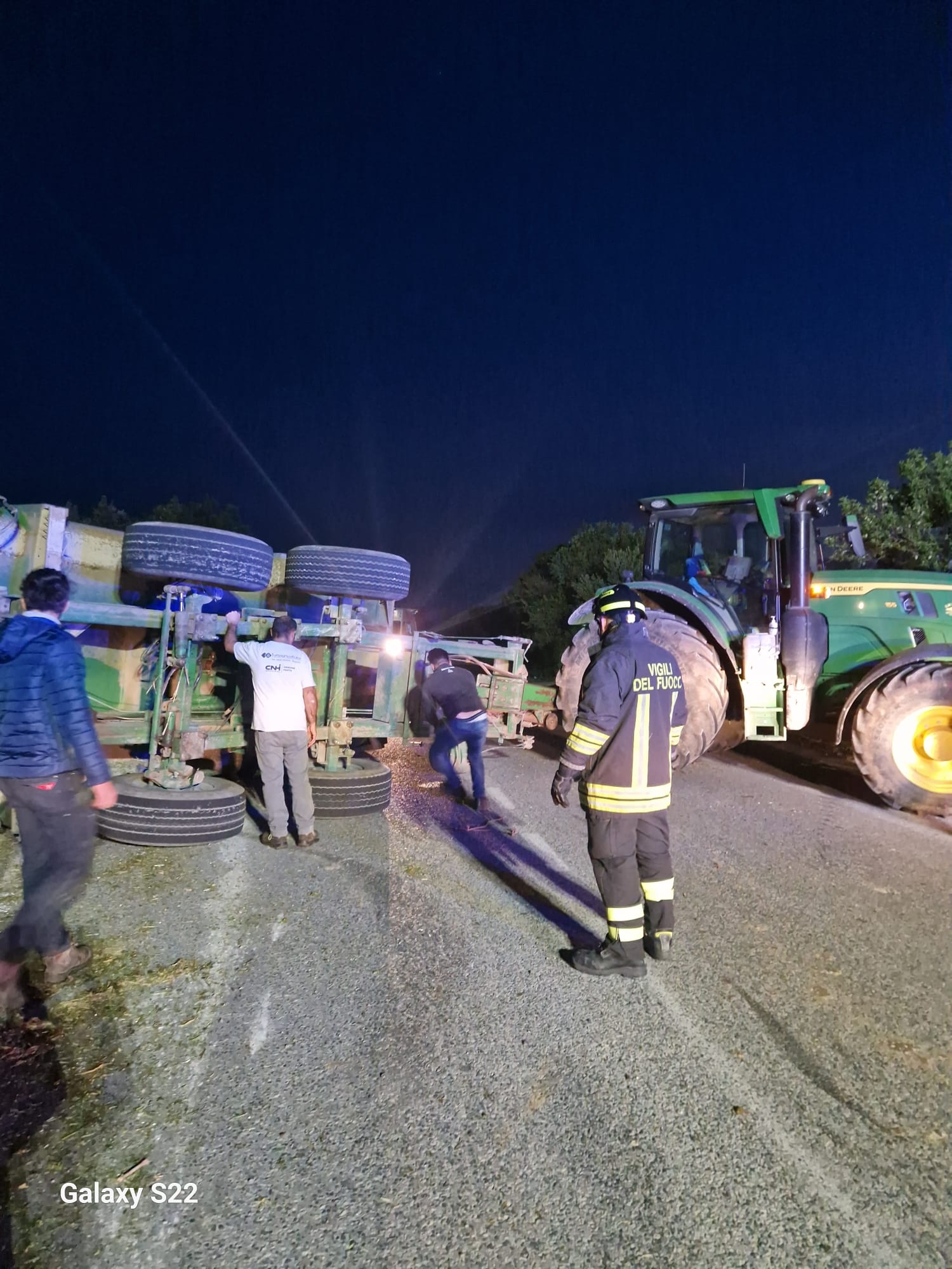 Rimorchio di trattore con carico di fieno si ribalta, auto gli finiscono contro. Ci sono feriti