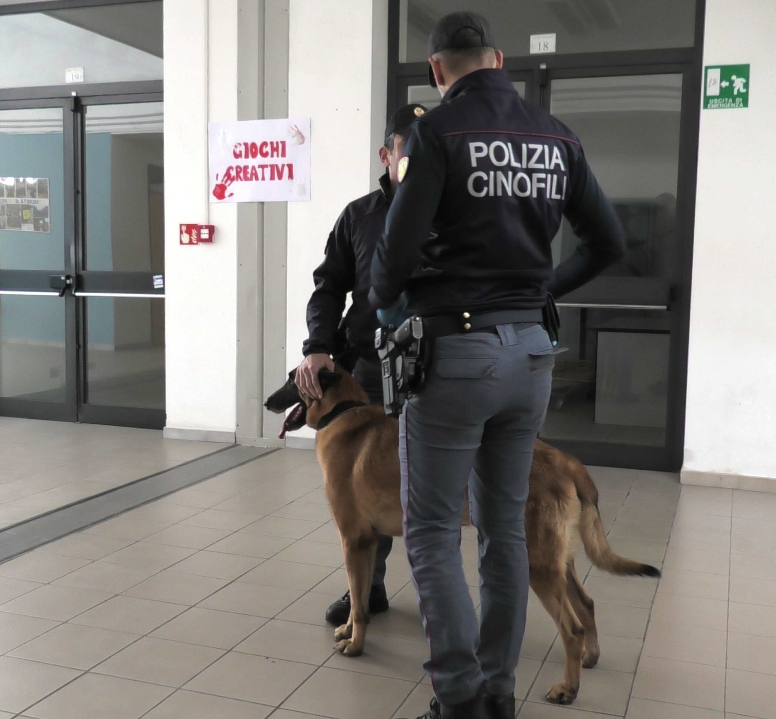 Modica, controlli antidroga della Polizia di Stato nelle scuole, trovato hashish