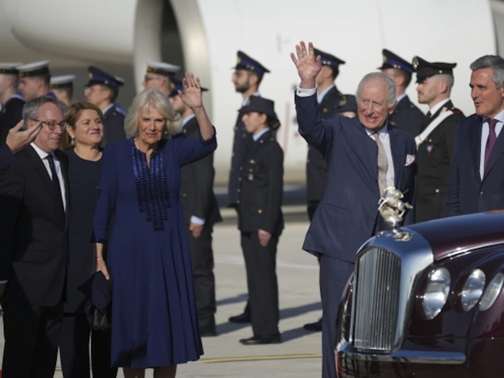 Re Carlo e la regina Camilla sono atterrati a Roma