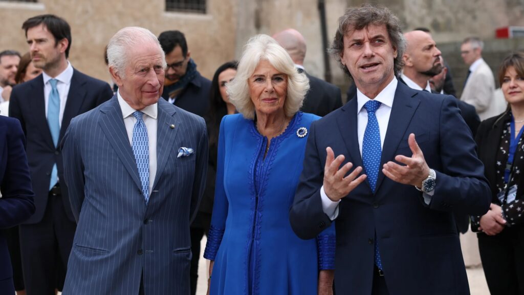 Re Carlo e Camilla al Colosseo con Alberto Angela, la regina &egrave; una fan dei suoi programmi