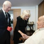 Re Carlo e Camilla, la foto dell'incontro a sorpresa con Papa Francesco a Santa Marta