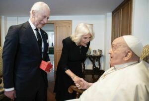 Re Carlo e Camilla con Papa Francesco a Santa Marta: la foto dell’incontro a sorpresa