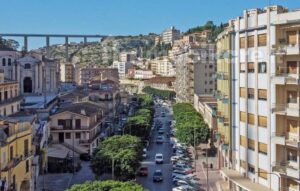 Modica, immigrato con lo scooter perde le staffe dopo incidente con auto