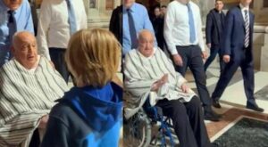 Papa Francesco, perché ha indossato il poncho argentino? Il significato del capo di lana di alpaca