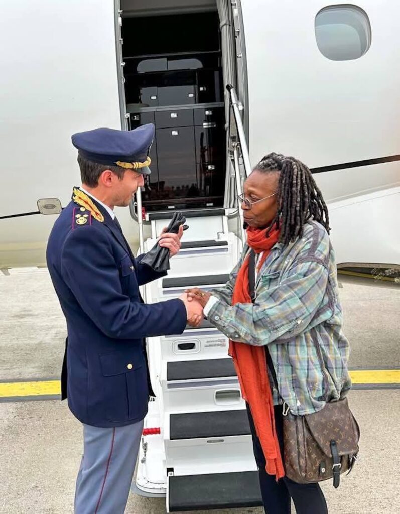 Whoopi Goldberg con aereo privato all'aeroporto di Catania