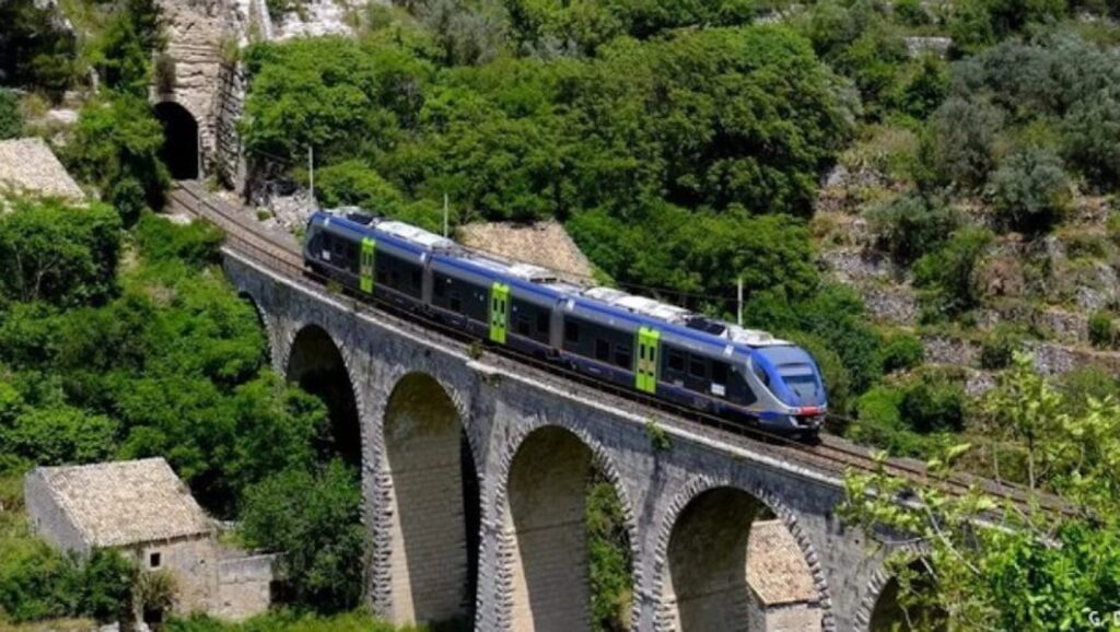 Torna il &ldquo;Barocco Line&rdquo;: dal 25 aprile treni da Siracusa per Noto, Modica, Ragusa e Donnafugata
