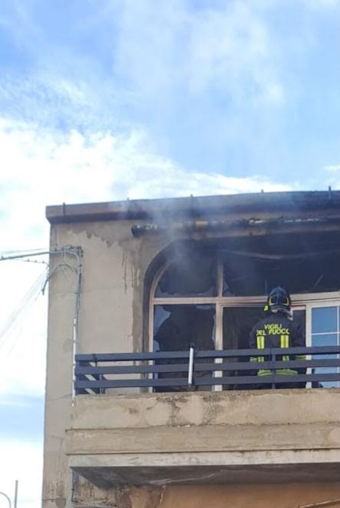 Corto circuito, a fuoco una casa a Vittoria, salvati due residenti