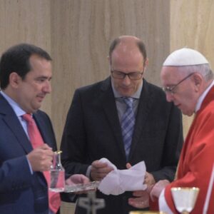 Giuseppe Savà serve messa a Papa Francesco