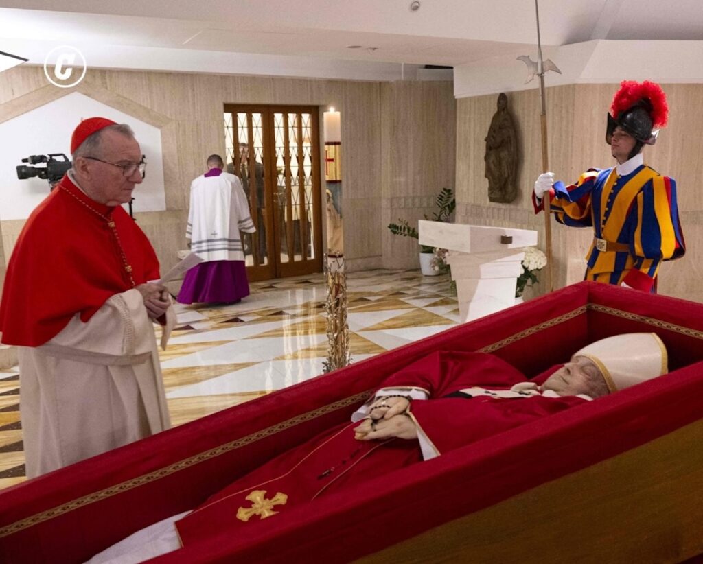 Diffuse le foto della salma di Papa Francesco