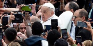 Papa Francesco ha capito che stava per morire: ha salutato il suo infermiere personale