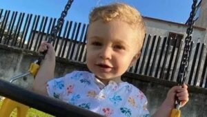 La morte del piccolo Thomas, la confessione del padre: “Ero sulla minimoto con lui”