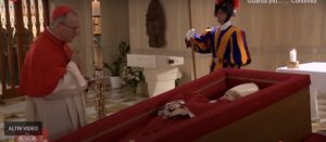 La salma di Papa Francesco esposta a San Pietro da mercoledì