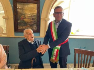 Compie 102 anni e fa festa col rinnovo della patente