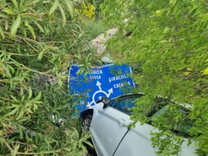 Modica, con l’auto in un burrone