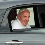 L'angelo custode del Papa: fuggiva con l'autista, abbassava il finestrino e salutava ai semafori